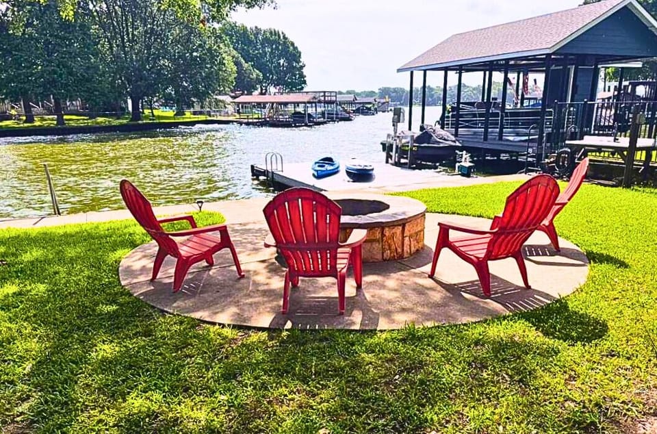 Lakefront firepit with stunning view, plus two kayaks and a paddleboard