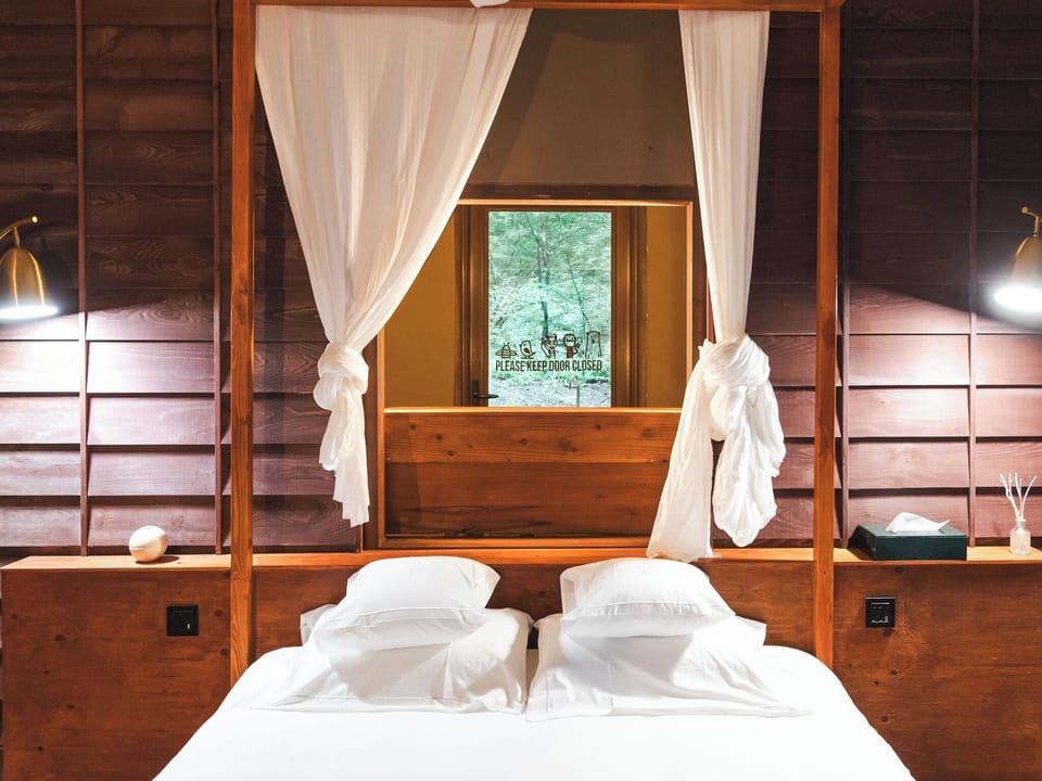 ・[Fall Side] There is also a power outlet at the pillow. Comfortable even for glamping.