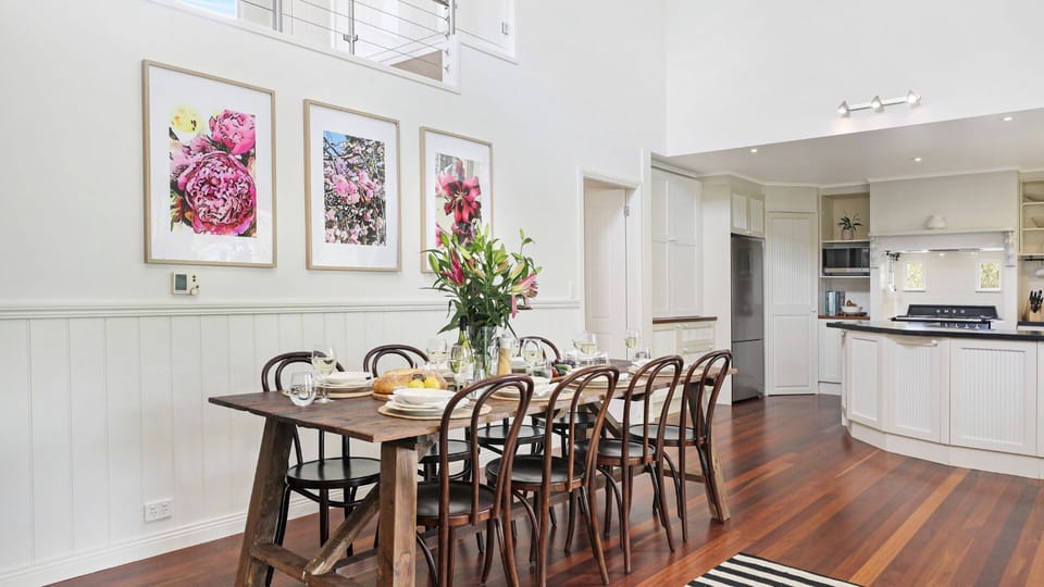 Dining | 2km to Briars Conservatory Wedding Venue