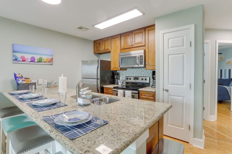 Dining Area | Dishware/Flatware Provided
