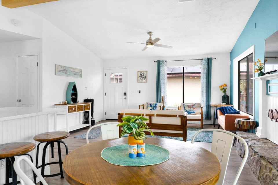 Dining table for 4 and additional seating at kitchen barstools