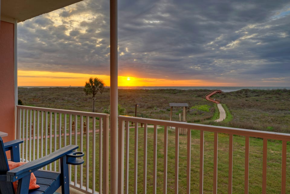 Amazing ocean views and sunset from the balcony.