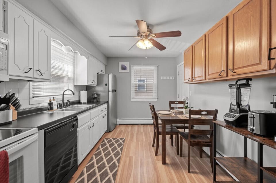 Full Kitchen - fully equipped for cooking, dinnerware and cleaning supplies