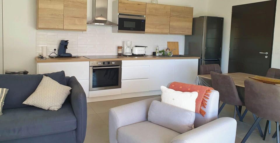 The fully equipped kitchen