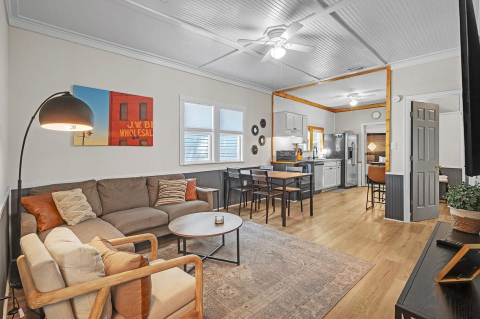Experience a quintessential modern retreat that masterfully blends style and comfort. With an open-concept design and chic wood accents, this space is your ideal sanctuary for relaxation. Step in and discover the comfort that awaits you.