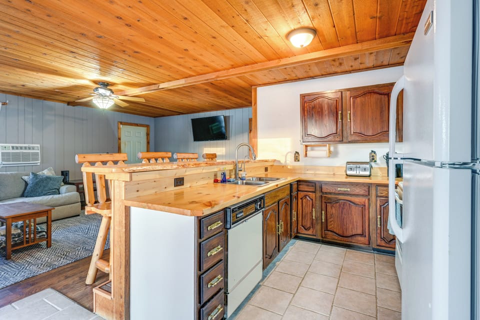 Kitchen | Stove/Oven | Microwave | 2nd Floor