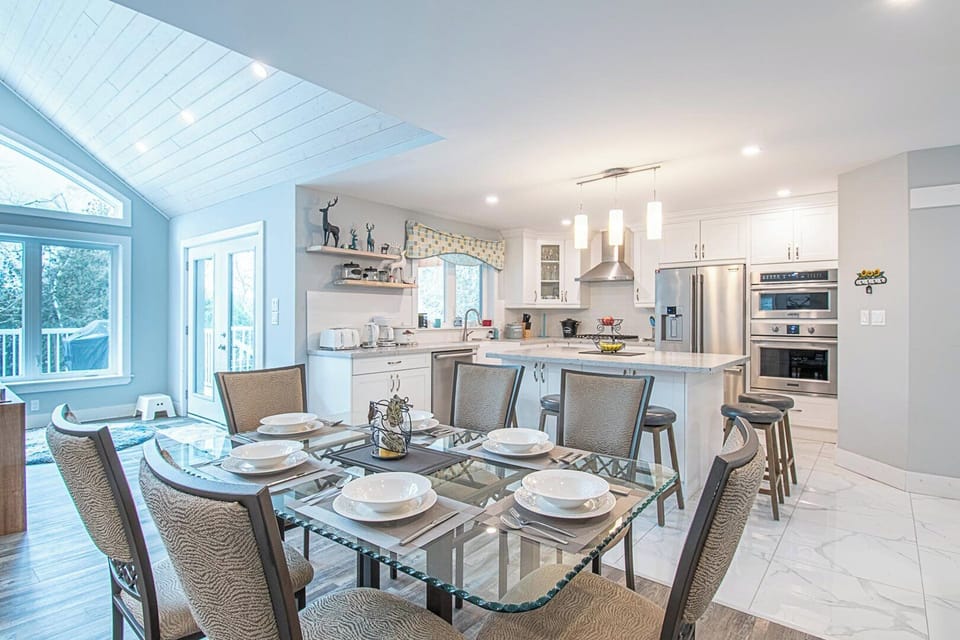 Dining/Kitchen Area