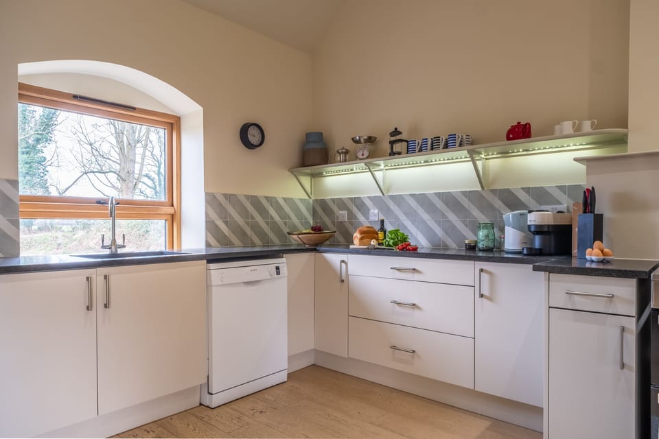 Ground floor: Well-equipped spacious kitchen