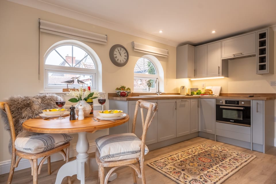 Dining area and well-equipped kitchen