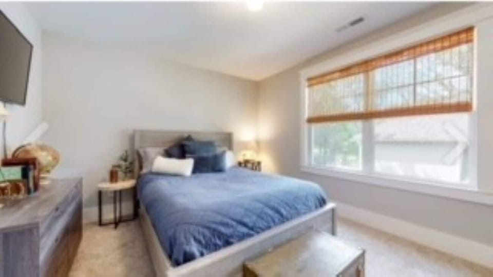 3 bedrooms, desk, iron/ironing board, WiFi