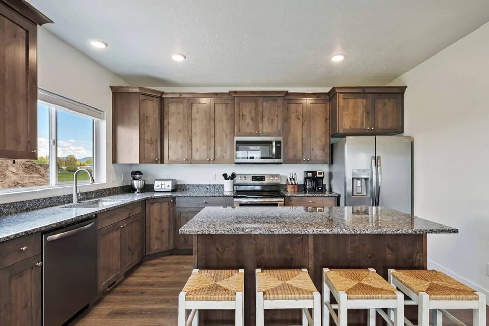 Kitchen bar (seats 4)