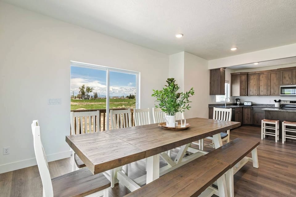 Kitchen Dining (Seats 12)