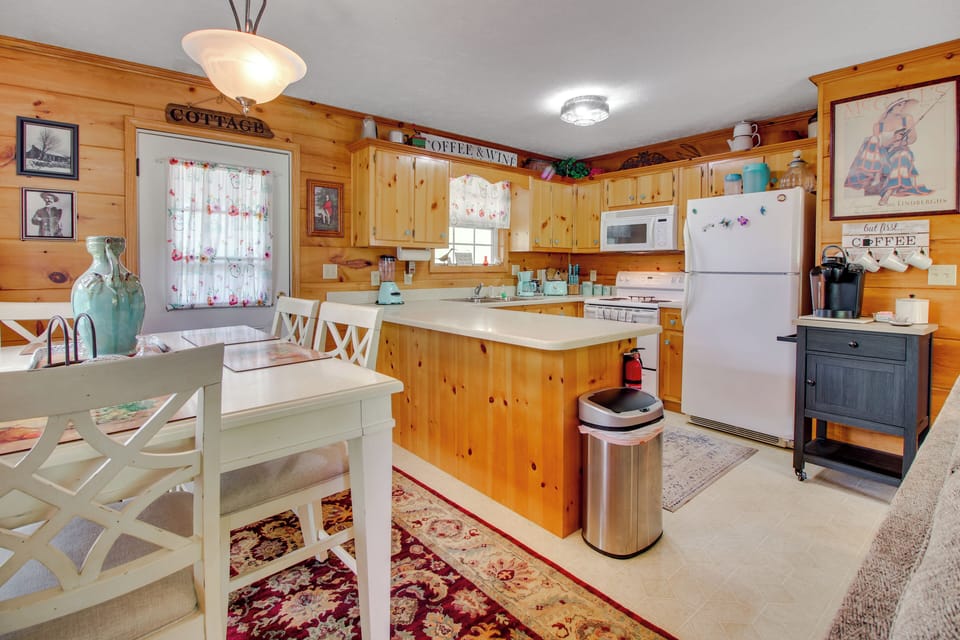 Dining Area | Dishware & Flatware Provided | Main Floor