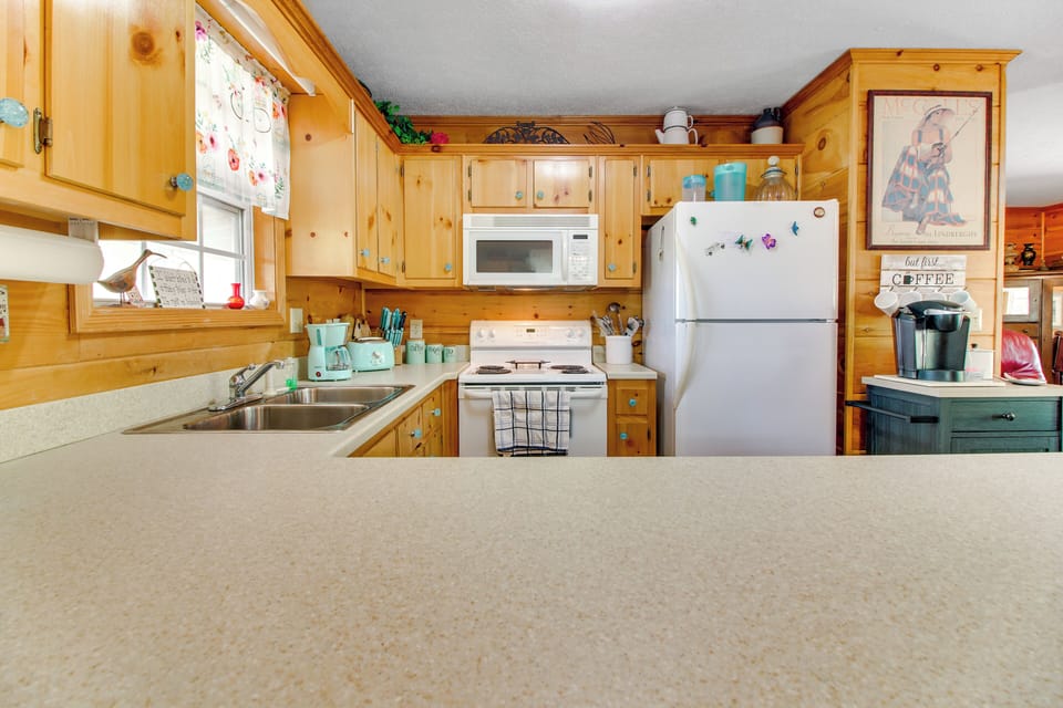 Kitchen | Cooking Basics Supplied | Main Floor