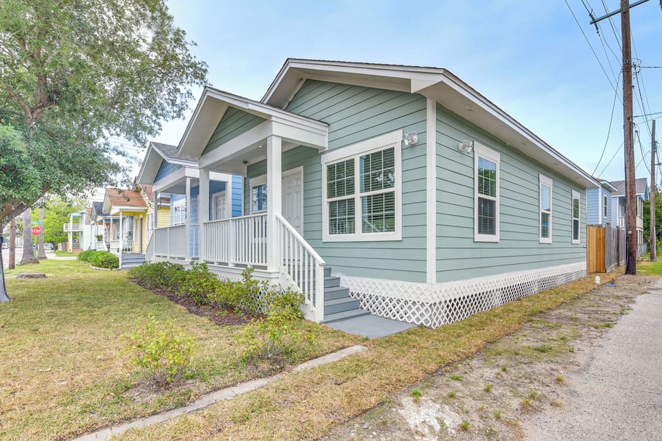 Home Exterior | Electric Heating | Walk to Beach