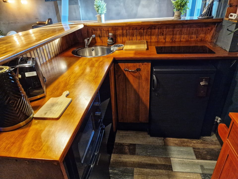 Fully equipped kitchen: microwave, fridge, freezer.