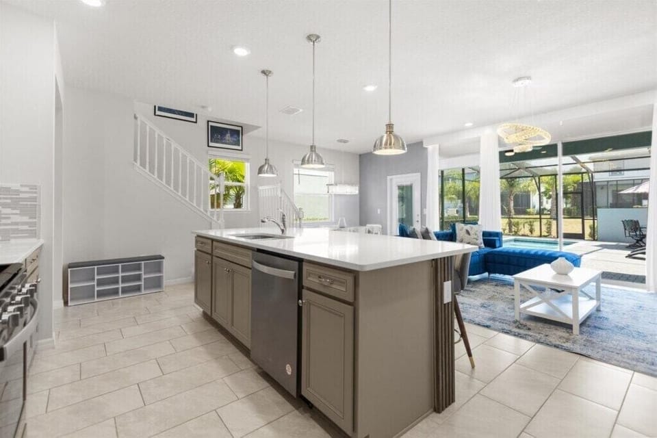 7136 Oakmoss Loop (7).jpg