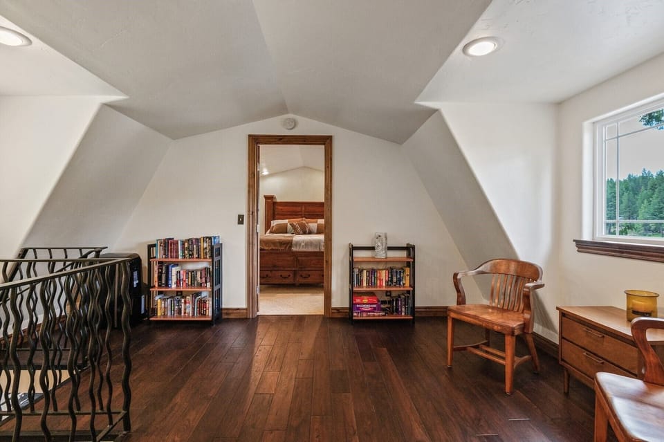 Open space between bedrooms upstairs - with plenty of books to read!