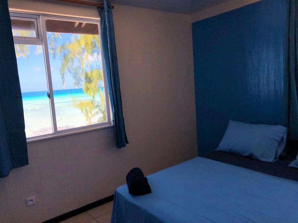 Queen-size bed room with magnificent view on the lagoon