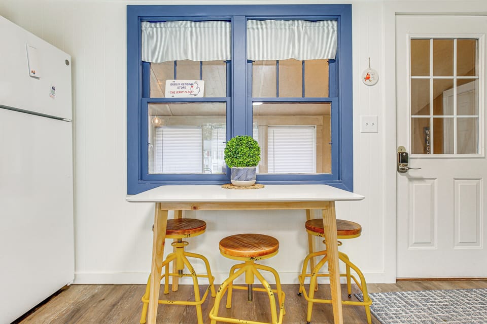 Dining Area | Dishware/Flatware Provided