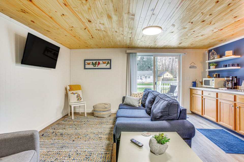 Living Room | Queen Sleeper Sofa | Central Heating & A/C | Free WiFi | Smart TV