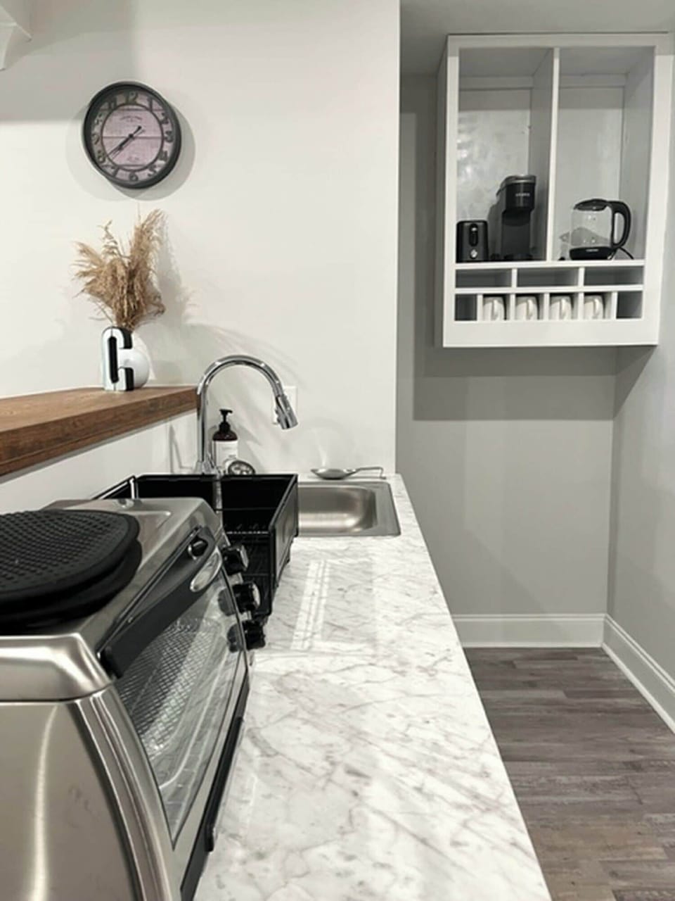 Kitchenette+Hot pot, Keurig, Mug and Dishes