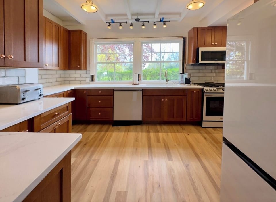 New kitchen rebuild. First rate. Beautiful, counterspace, fully equipped. 