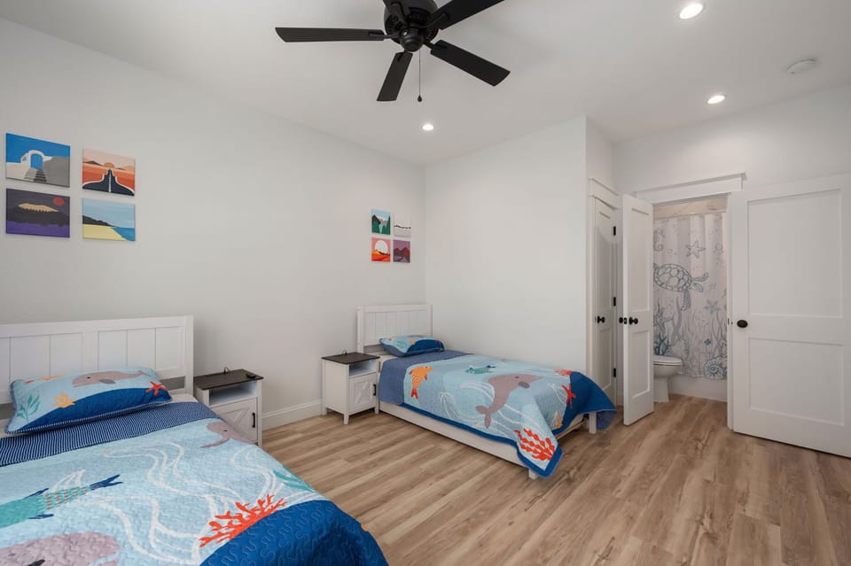 OB102: Ocean Breeze 102 |  ML Bedroom 2 - Two Twin Beds, Private Bath
