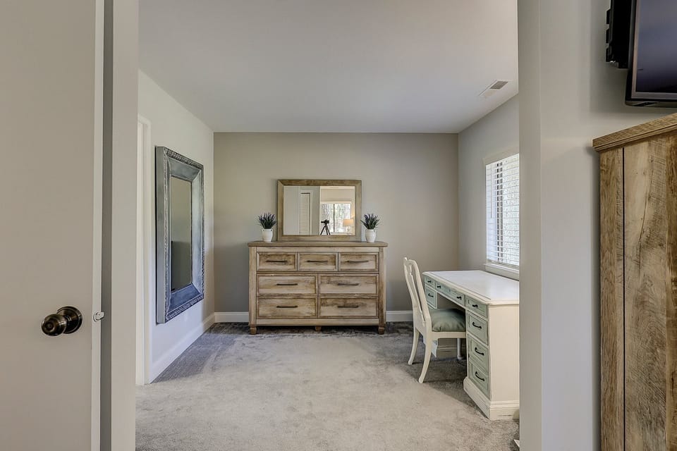 Private work space in primary suite