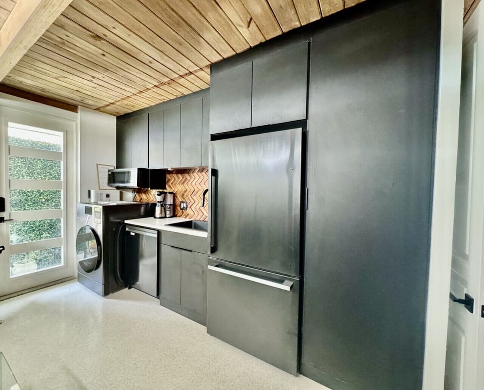 Guest Side Kitchenette
