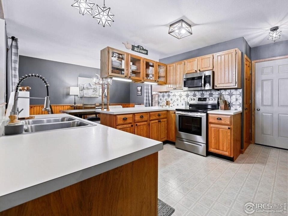 Kithcen with stainless steel appliances.jpg