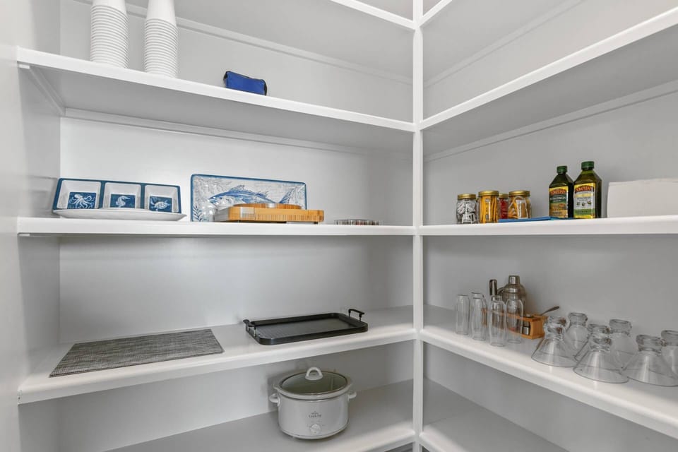 Separate walk in pantry