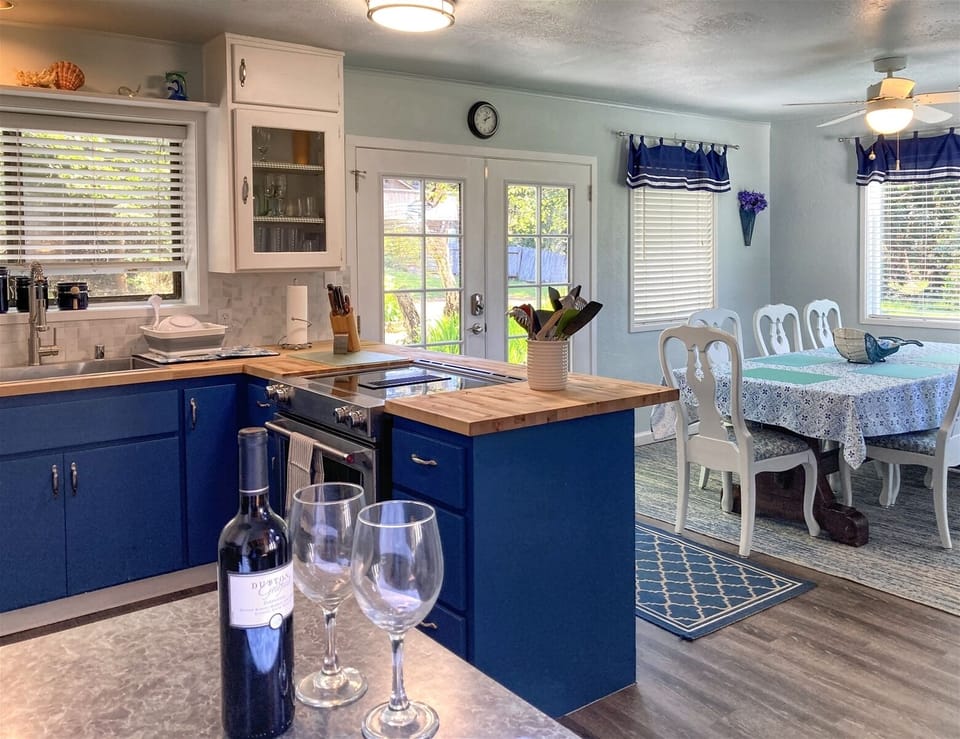 Grey Whale - The kitchen and the dining room