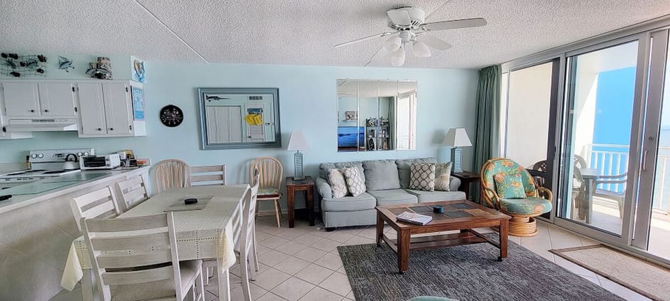Carousel 1606 Living Area