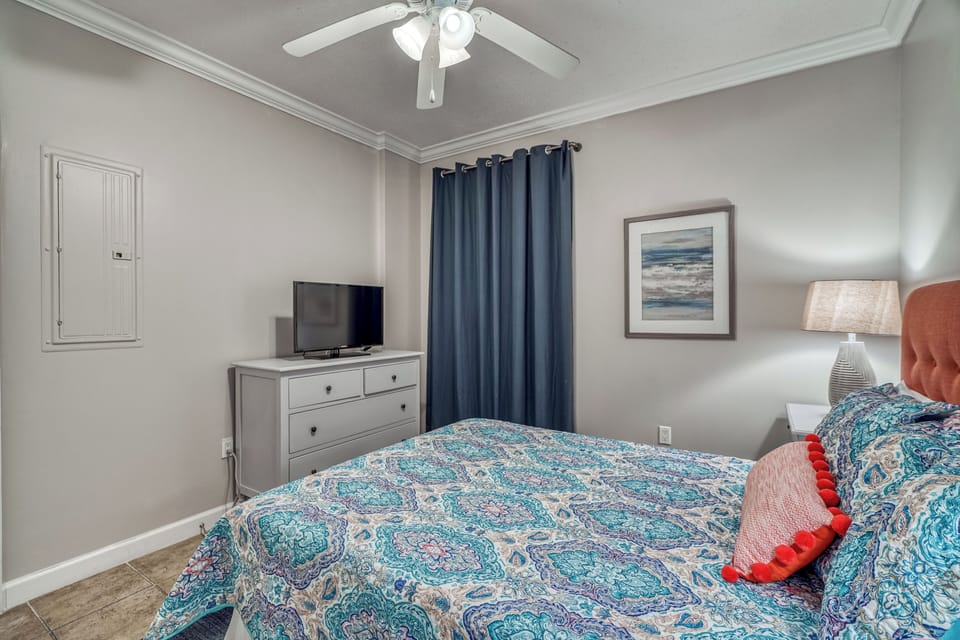 Queen bed in the bedroom