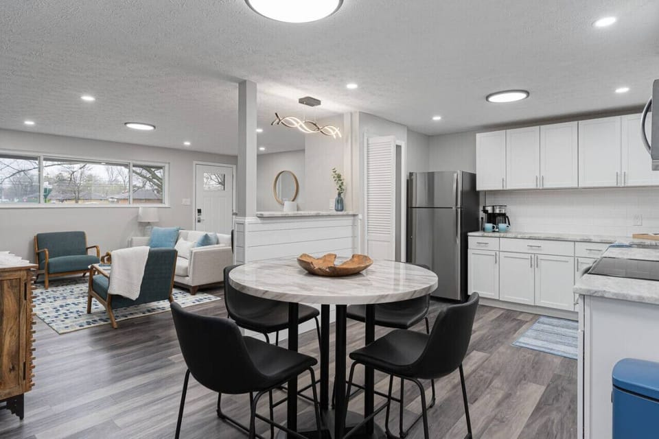 Eat-In Area in Fully Furnished Kitchen