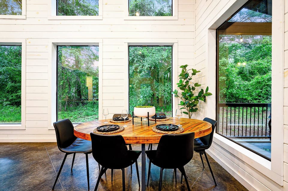 Dining table for 6 + island seating for 4 – perfect for family meals
