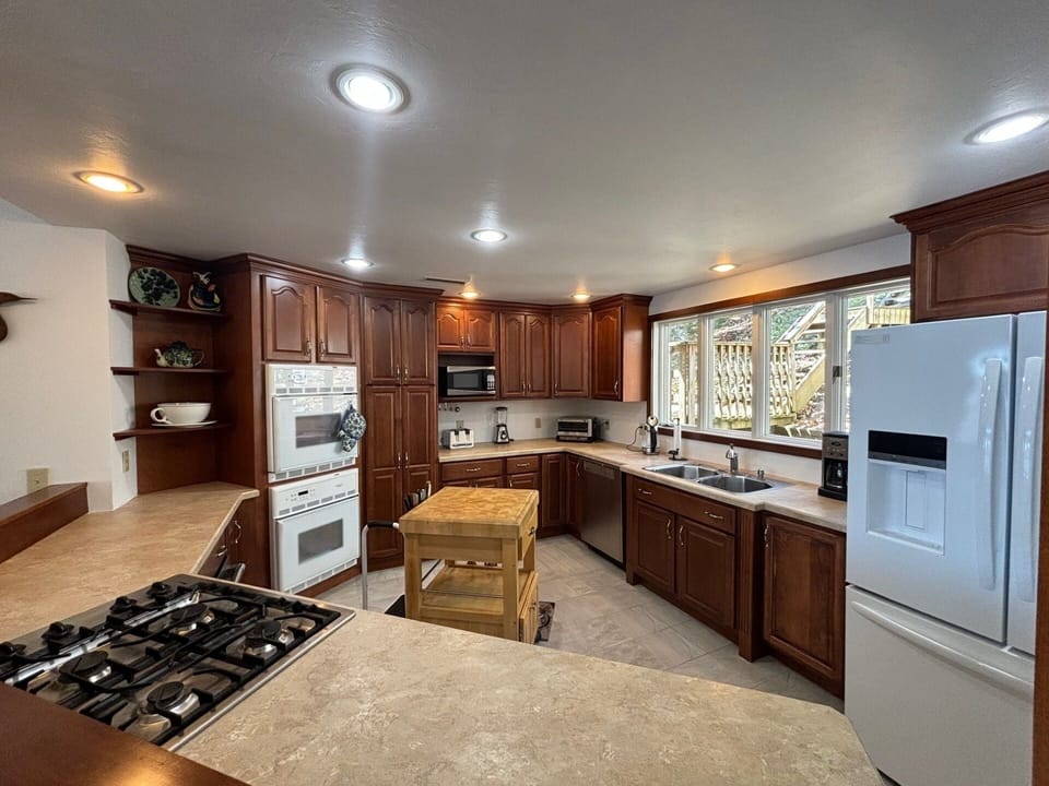 Large Kitchen space with a double oven!