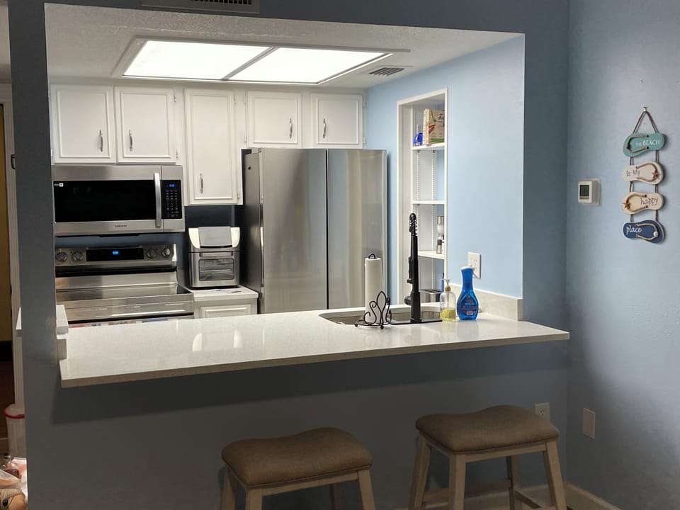 Kitchen with breakfast bar