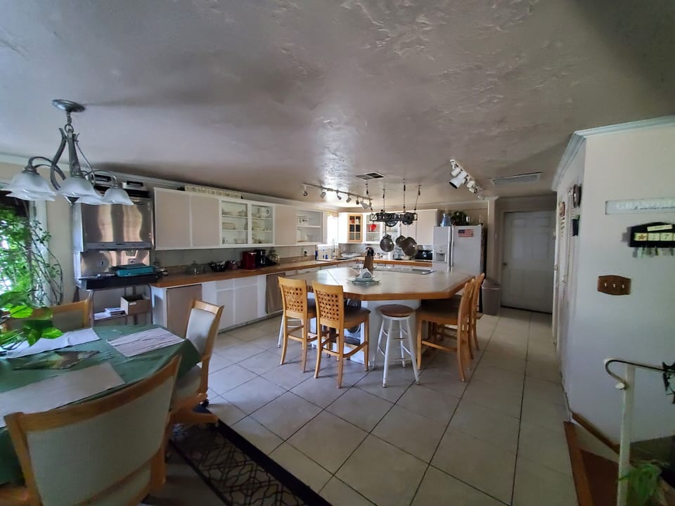 Kitchen & Dining
