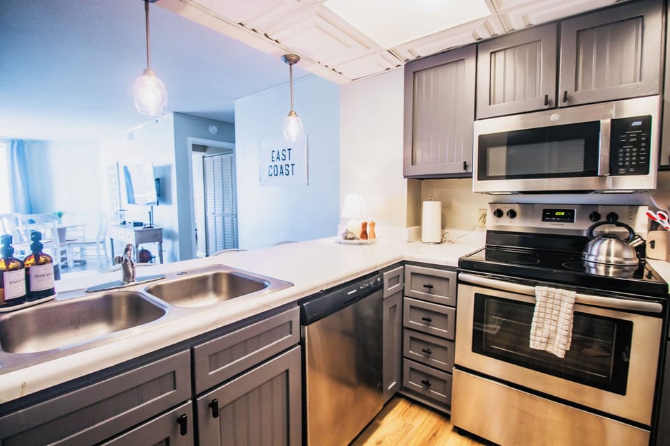 Full kitchen! Fully stocked!