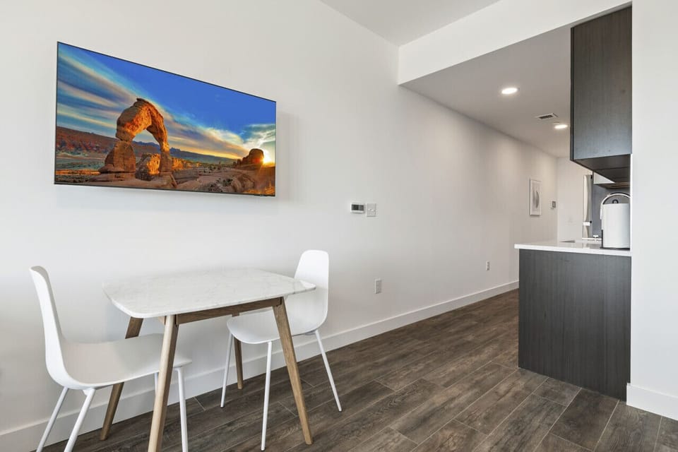 Dining for 2 with easy access to kitchen