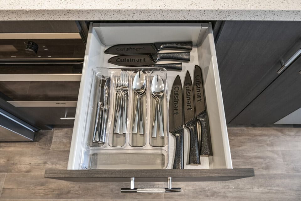 Knifes and untencils provided