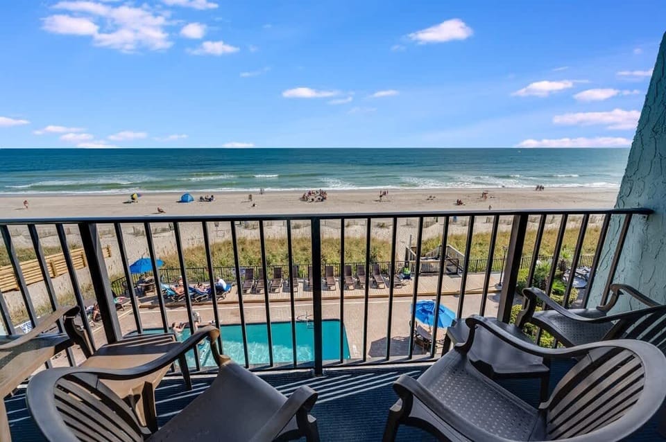 Balcony with Amazing Views of the Ocean