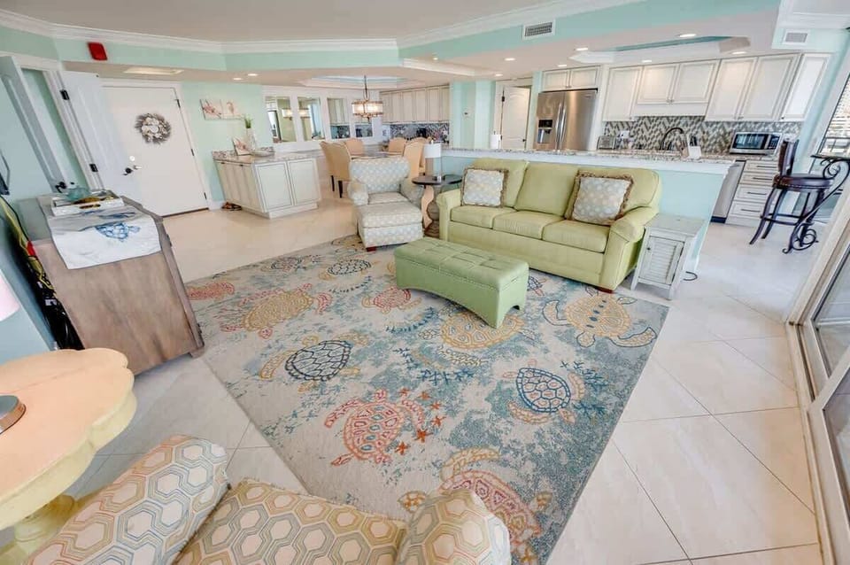 Large Open Living Room/Kitchen Area, Beautifully Decorated