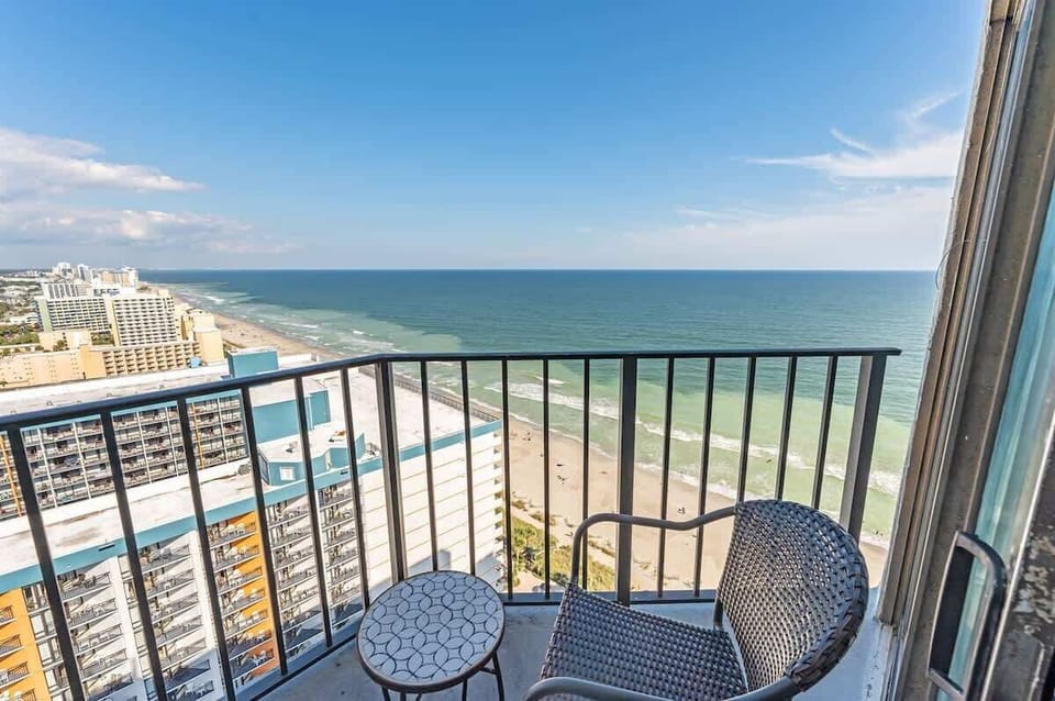 Balcony with Amazing Views of the Ocean