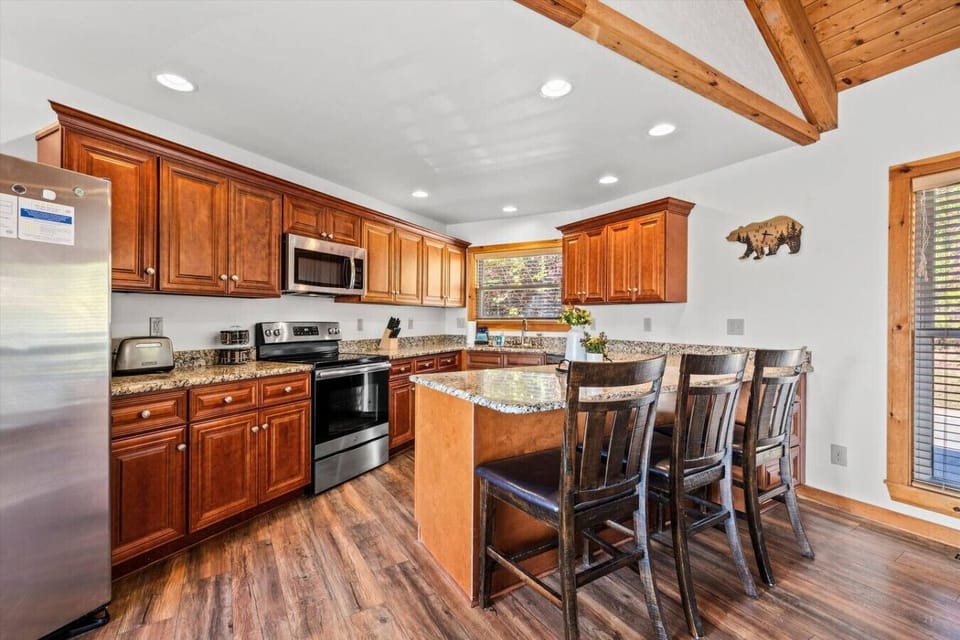 The kitchen includes 3 countertop bar chairs for additional seating as well as a full suite of stainless steel appliances.