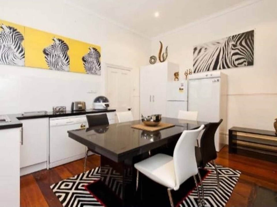 Dishwasher, stove, oven, coffee maker, kettle, toaster and all you need to cook and eat. Very well outfitted 
