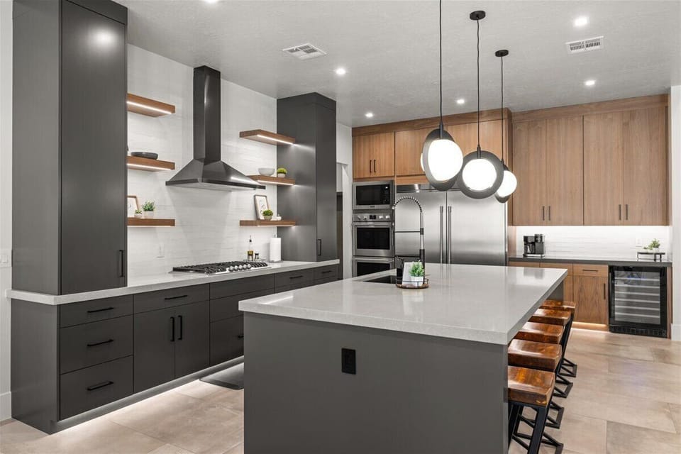 Fully stocked kitchen w/ 5 bar stools