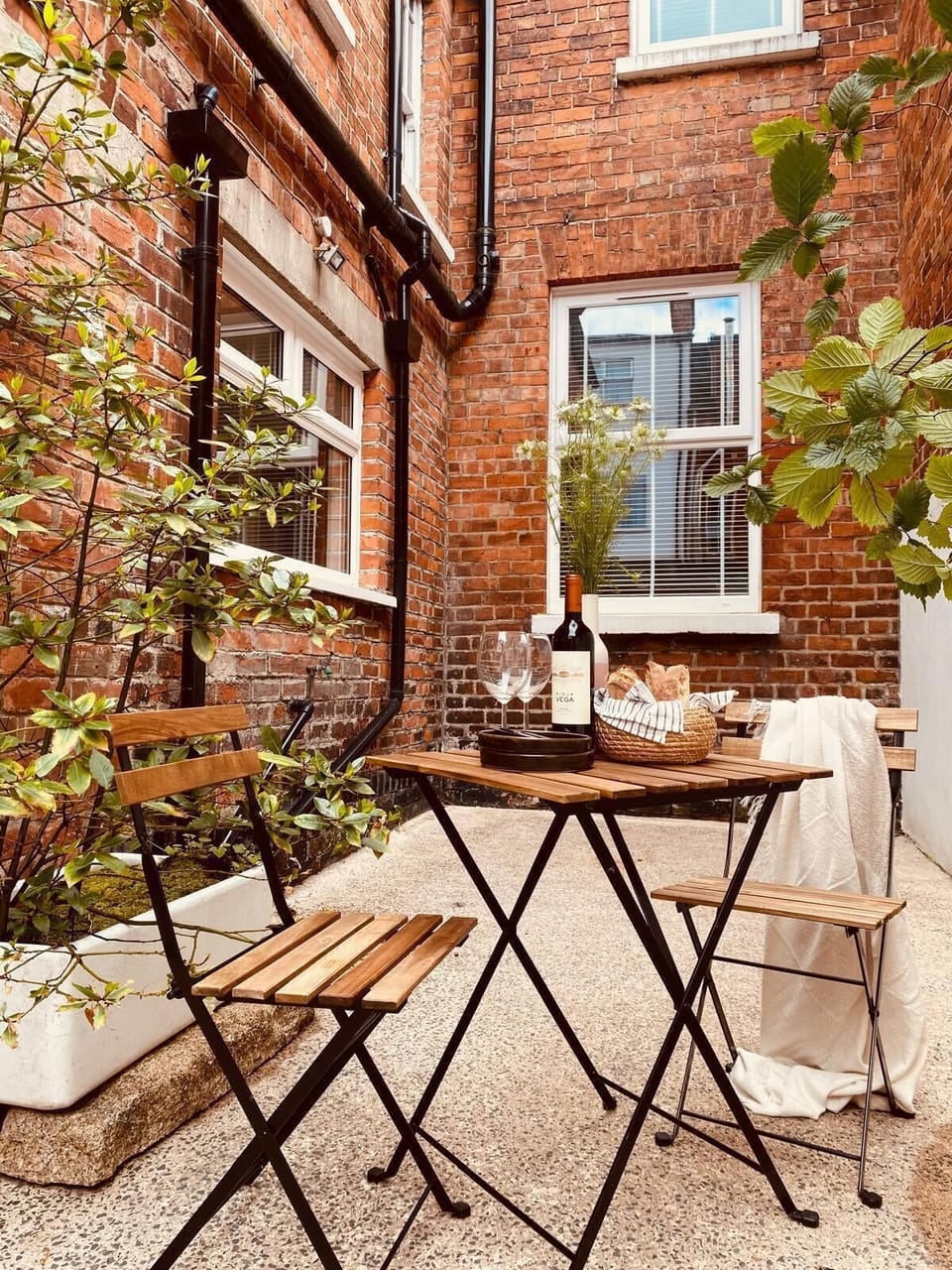 Private courtyard with bistro seating